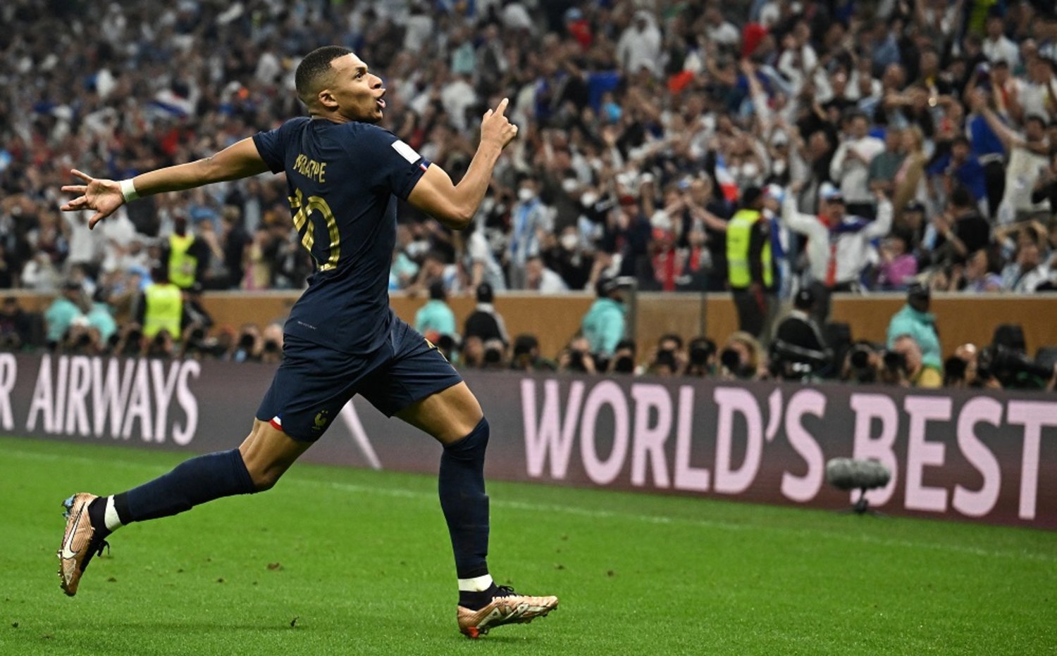 Mbappé comemorando com pela seleção da França.